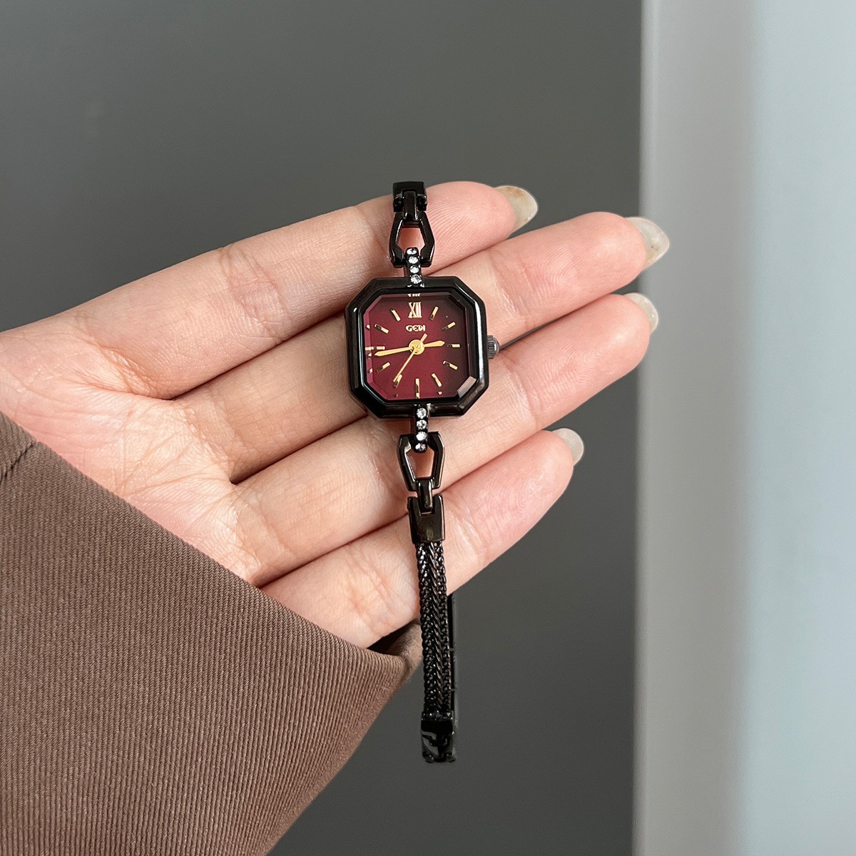 ساعة كوارتز مربعة أنيقة وراقية - مراجعة Luxury Watch Value وسعره