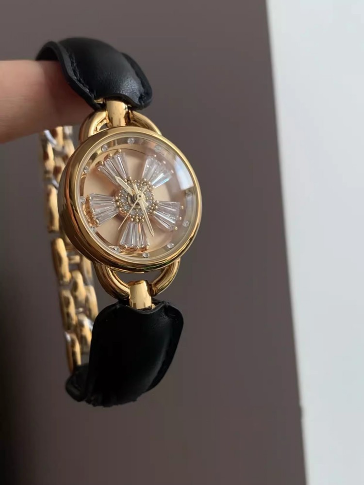 ساعة يد نسائية فاخرة بتصميم أن - مراجعة Luxury Watch House وسعره