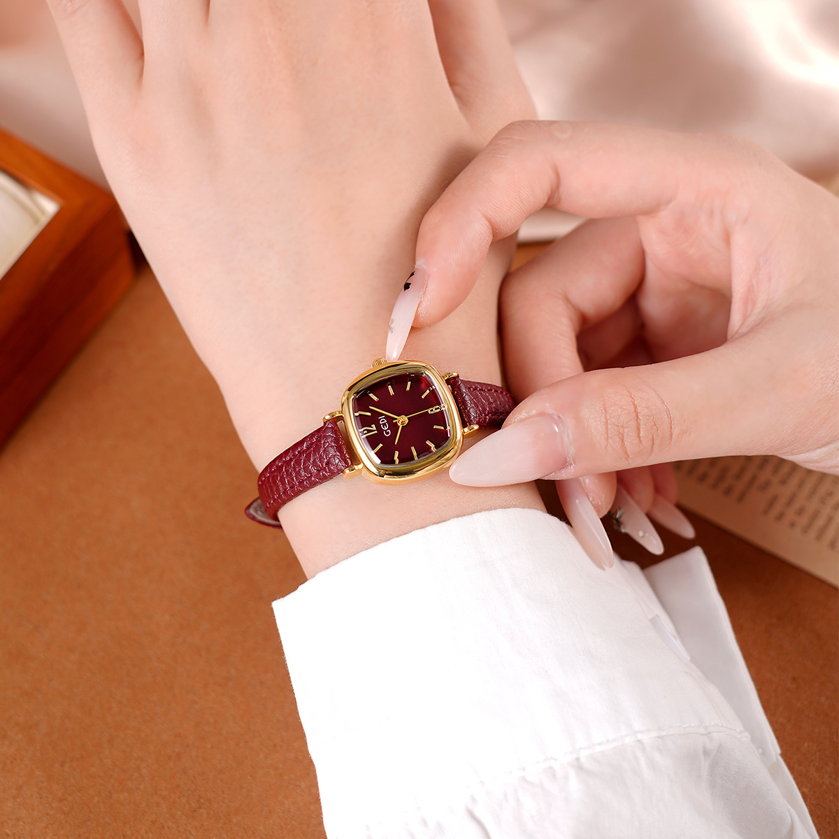UTHAI 61018 CQ490 البساطة، قيم - مراجعة Luxury Watch Value وسعره