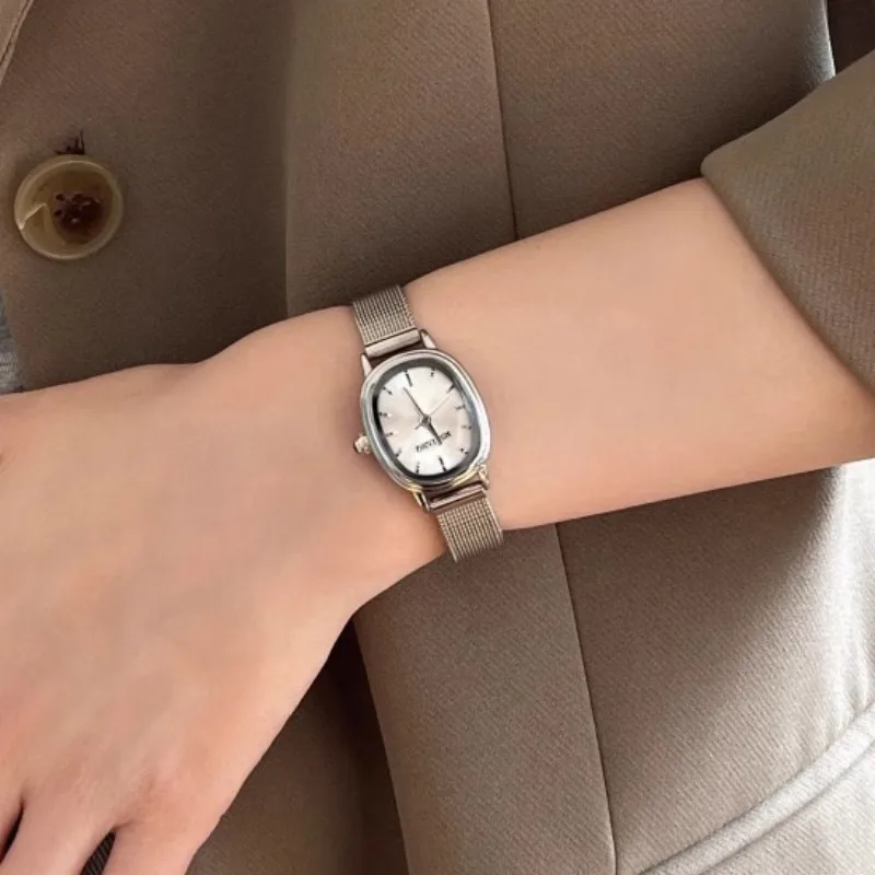 صغيرة البيضاوي الهاتفي الأخضر  - مراجعة Luxury Watch Women وسعره