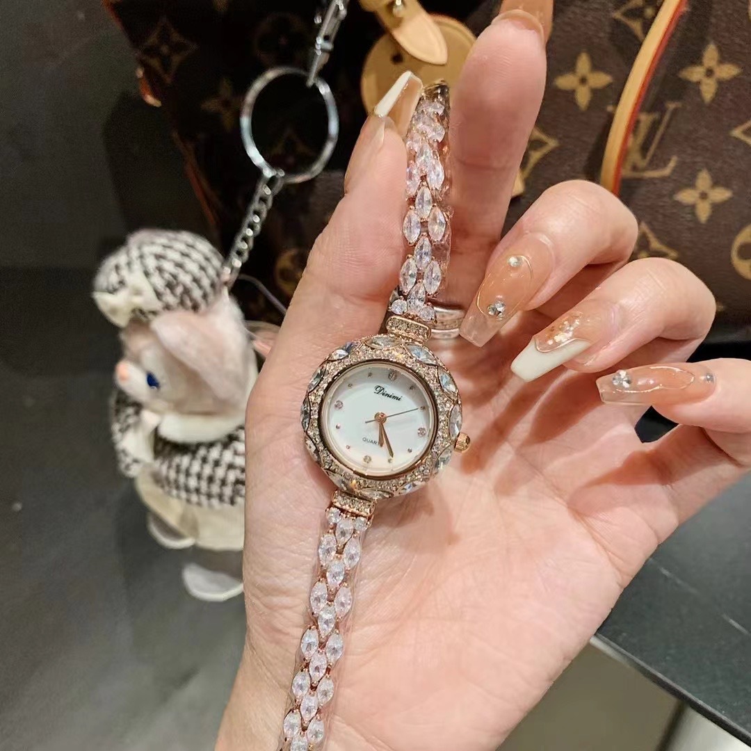 ساعة سوار نسائية رائعة وأنيقة  - مراجعة Luxury Watch Value وسعره