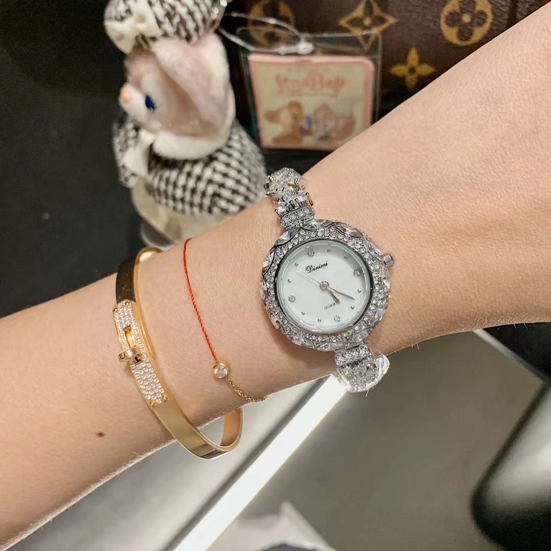 ساعة سوار نسائية رائعة وأنيقة  - مراجعة Luxury Watch Value وسعره