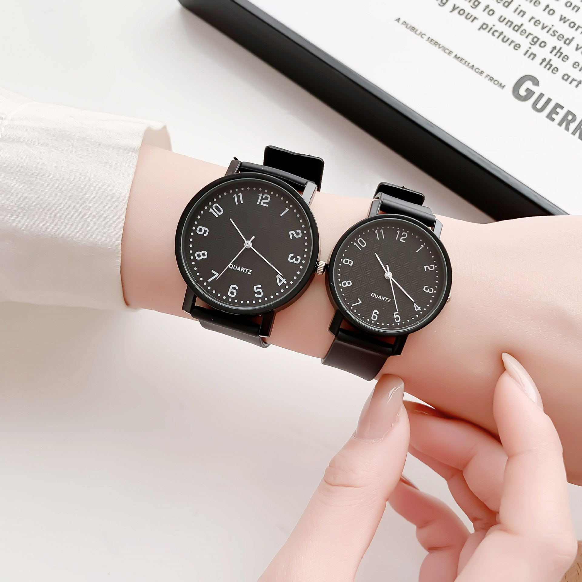 ساعة كوارتز سوداء بسيطة للنساء - مراجعة Luxury Watch Girl وسعره