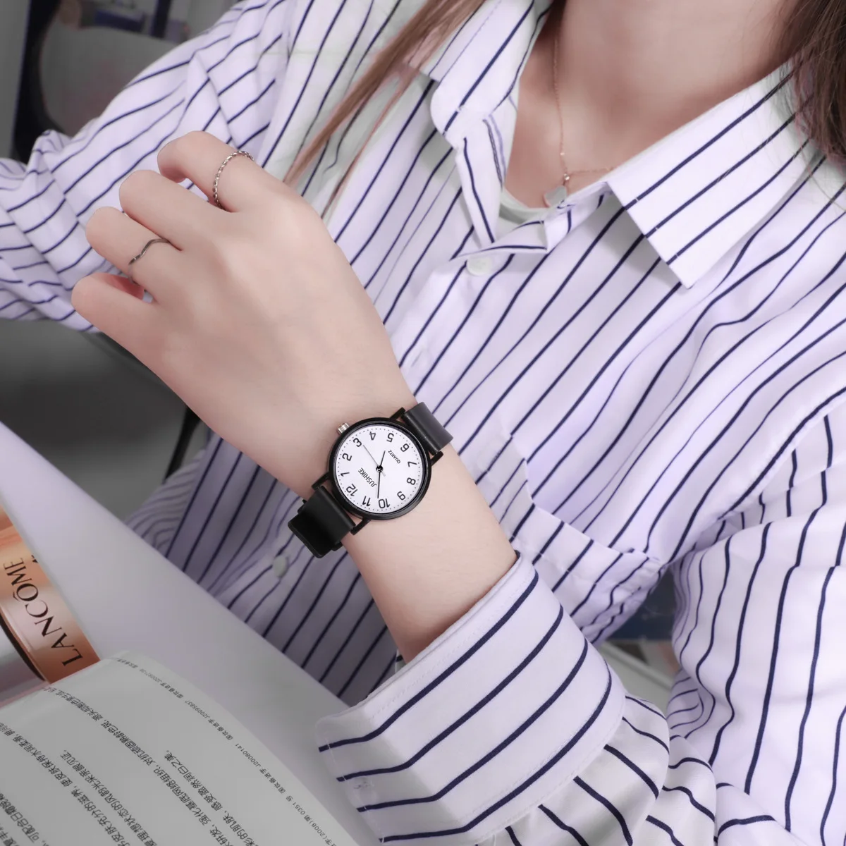ساعة كوارتز سوداء بسيطة للنساء - مراجعة Luxury Watch Girl وسعره